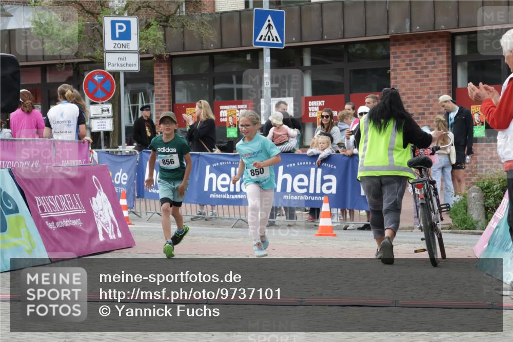 10.05.2026 - 8. Wedeler Halbmarathon Yannick Fuchs http://msf.ph/oto/9737101 10.05.2026 12:49:07 Ziel 040, 856, 850, 850, 856 meine-sportfotos.de