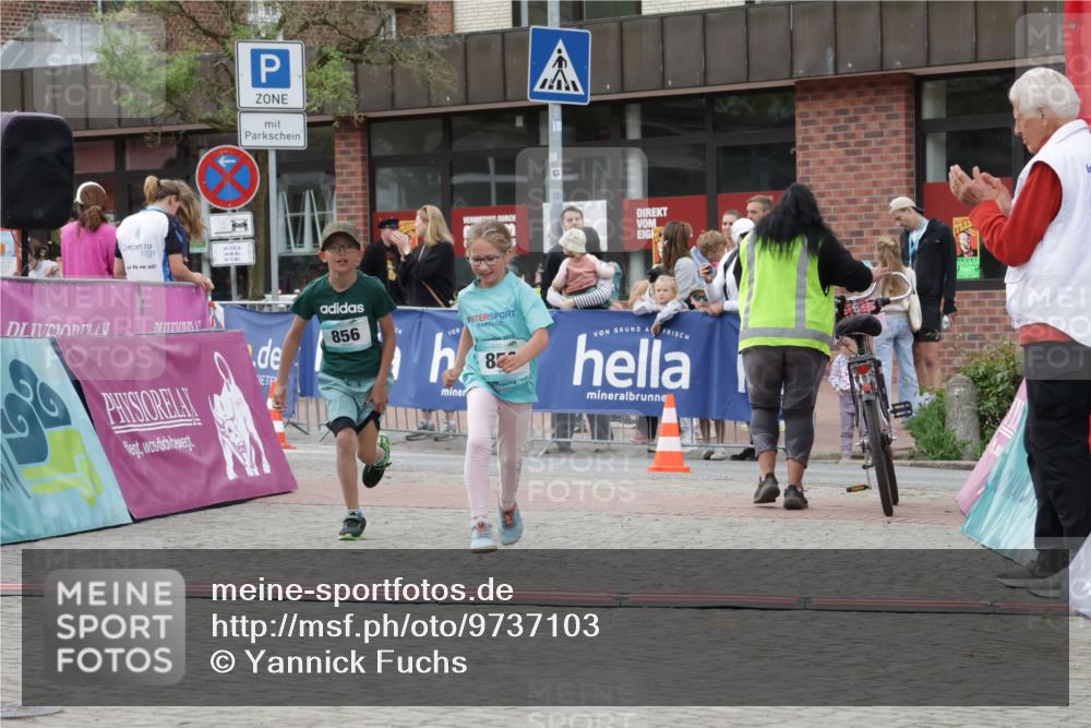 10.05.2026 - 8. Wedeler Halbmarathon Yannick Fuchs http://msf.ph/oto/9737103 10.05.2026 12:49:08 Ziel 856, 850, 856 meine-sportfotos.de