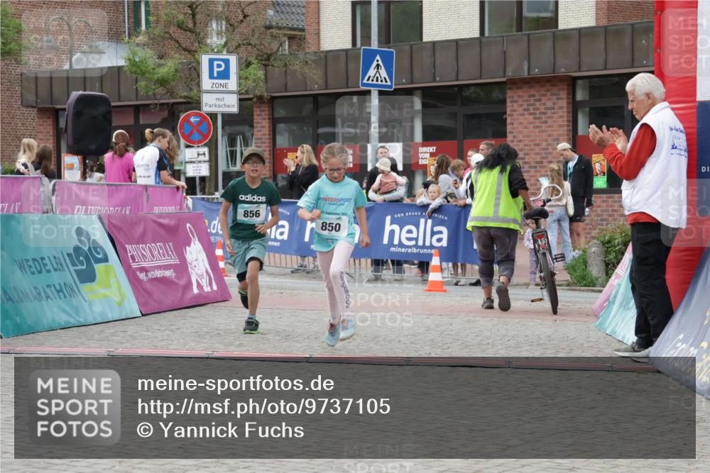 10.05.2026 - 8. Wedeler Halbmarathon Yannick Fuchs http://msf.ph/oto/9737105 10.05.2026 12:49:08 Ziel 856, 24, 2023, 850, 850, 856 meine-sportfotos.de