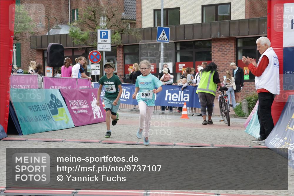 10.05.2026 - 8. Wedeler Halbmarathon Yannick Fuchs http://msf.ph/oto/9737107 10.05.2026 12:49:09 Ziel 856, 2023, 850, 850, 856 meine-sportfotos.de