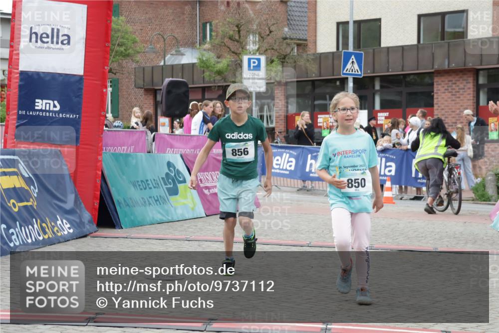 10.05.2026 - 8. Wedeler Halbmarathon Yannick Fuchs http://msf.ph/oto/9737112 10.05.2026 12:49:10 Ziel 856, 24, 2023, 850, 850, 856 meine-sportfotos.de