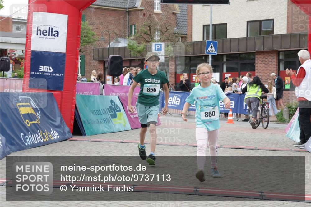 10.05.2026 - 8. Wedeler Halbmarathon Yannick Fuchs http://msf.ph/oto/9737113 10.05.2026 12:49:10 Ziel 856, 24, 2023, 850, 850, 856 meine-sportfotos.de