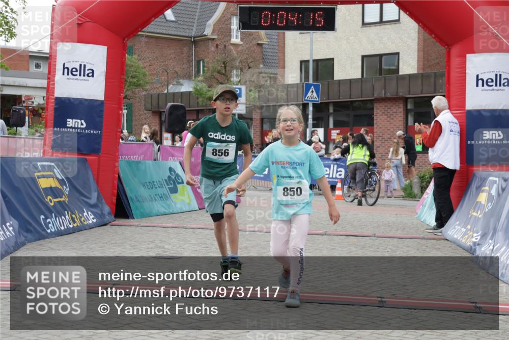 10.05.2026 - 8. Wedeler Halbmarathon Yannick Fuchs http://msf.ph/oto/9737117 10.05.2026 12:49:11 Ziel 202, 856, 10, 09, 35, 24, 2023, 850, 850, 856 meine-sportfotos.de