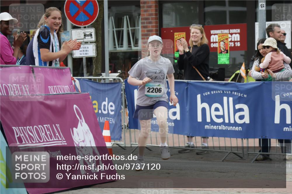 10.05.2026 - 8. Wedeler Halbmarathon Yannick Fuchs http://msf.ph/oto/9737120 10.05.2026 12:49:27 Ziel 10, 05, 26, 08, 00, 15, 00, 040, 75, 16, 2206, 2206 meine-sportfotos.de