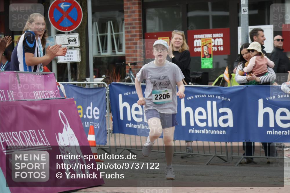 10.05.2026 - 8. Wedeler Halbmarathon Yannick Fuchs http://msf.ph/oto/9737122 10.05.2026 12:49:28 Ziel 10, 05, 26, 15, 00, 040, 75, 16, 2206, 2206 meine-sportfotos.de