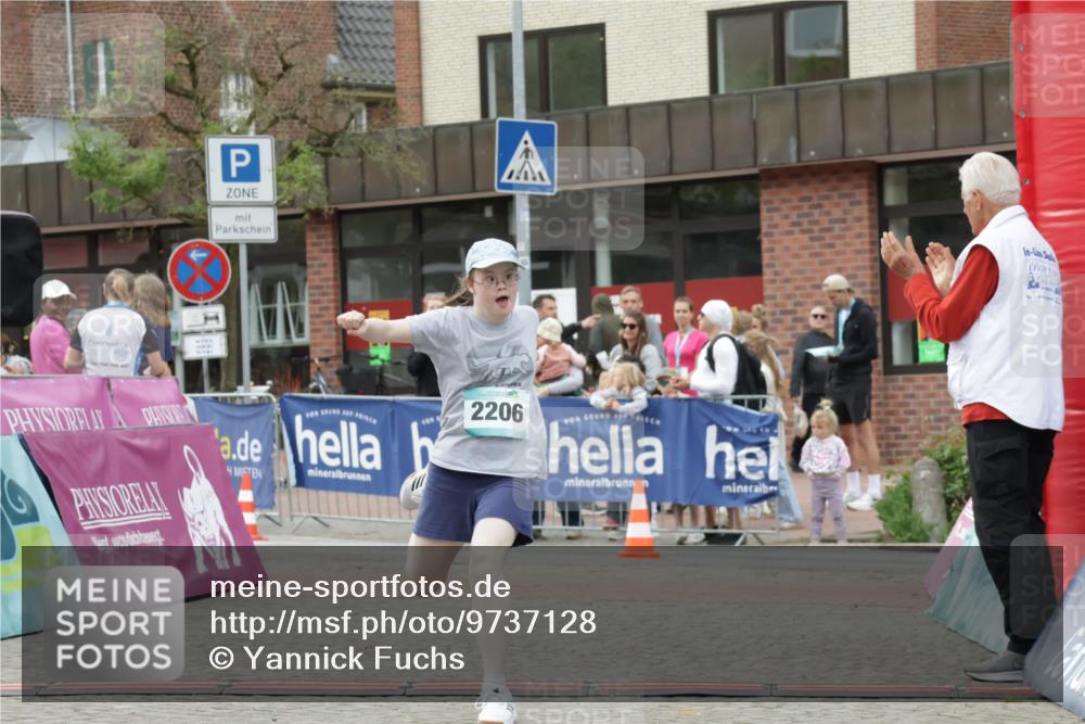 10.05.2026 - 8. Wedeler Halbmarathon Yannick Fuchs http://msf.ph/oto/9737128 10.05.2026 12:49:31 Ziel 2206, 2206 meine-sportfotos.de