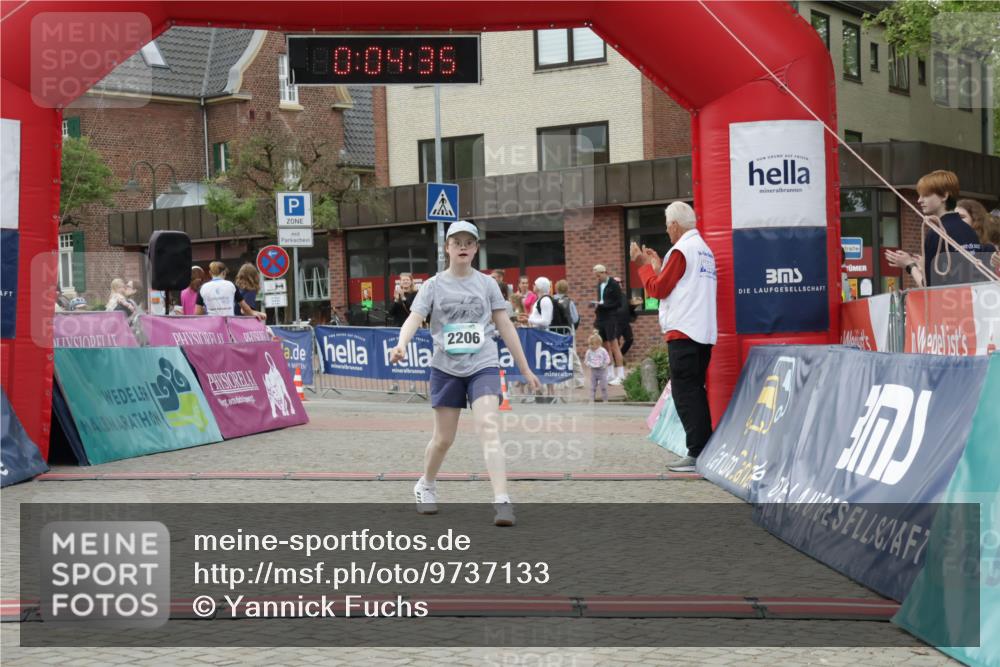 10.05.2026 - 8. Wedeler Halbmarathon Yannick Fuchs http://msf.ph/oto/9737133 10.05.2026 12:49:32 Ziel 0, 04, 35, 2206, 2206 meine-sportfotos.de