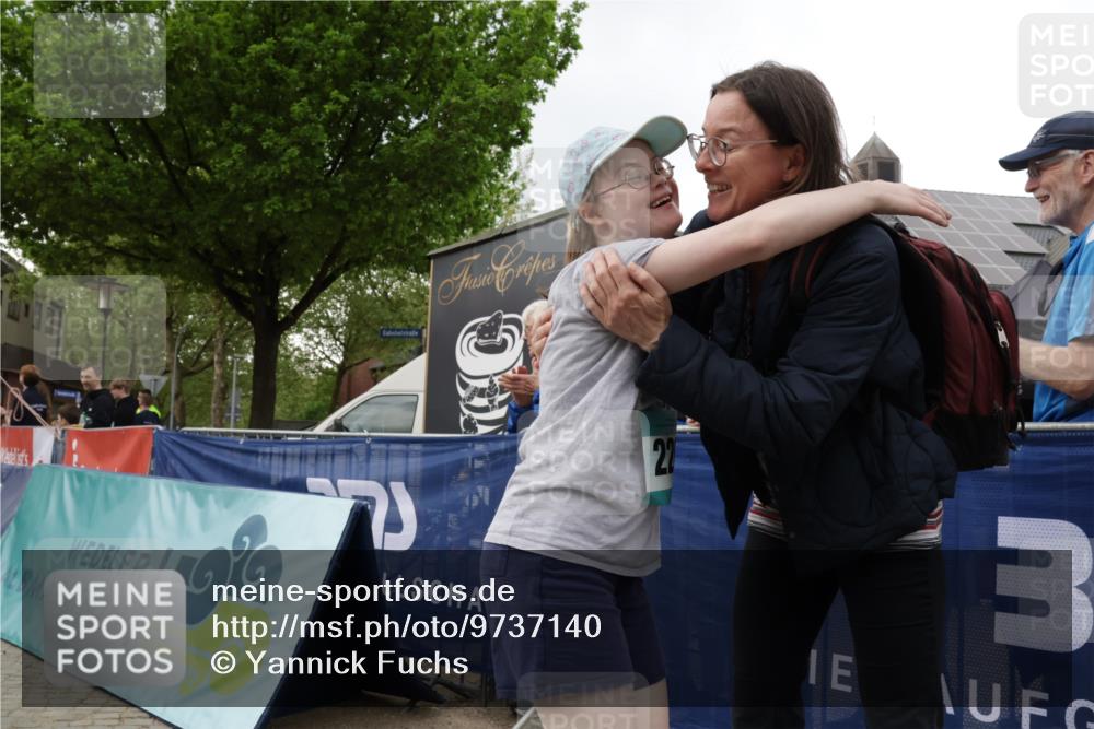 10.05.2026 - 8. Wedeler Halbmarathon Yannick Fuchs http://msf.ph/oto/9737140 10.05.2026 12:49:40 Ziel 3 meine-sportfotos.de