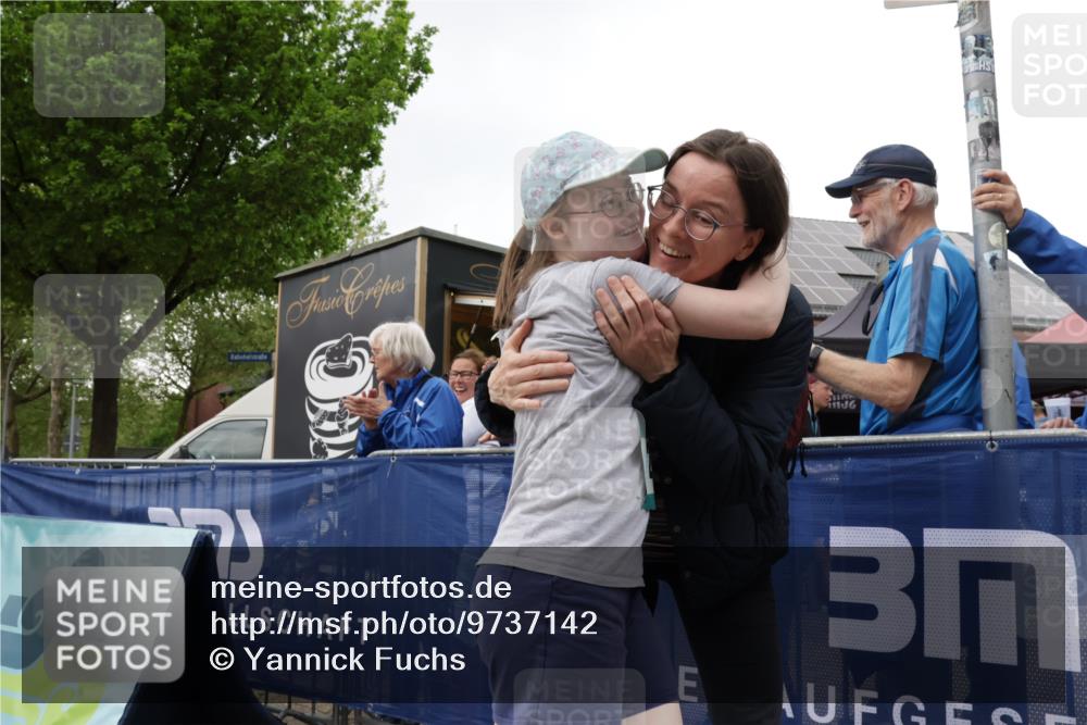 10.05.2026 - 8. Wedeler Halbmarathon Yannick Fuchs http://msf.ph/oto/9737142 10.05.2026 12:49:41 Ziel 3 meine-sportfotos.de