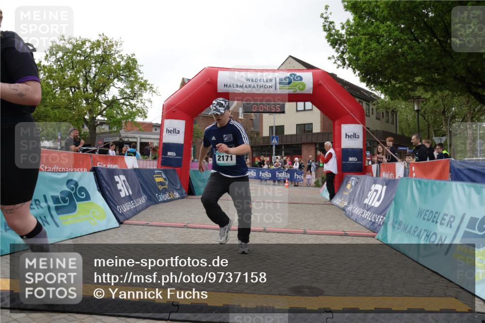 10.05.2026 - 8. Wedeler Halbmarathon Yannick Fuchs http://msf.ph/oto/9737158 10.05.2026 12:49:51 Ziel 30, 2171, 0, 04, 55, 832, 2171 meine-sportfotos.de