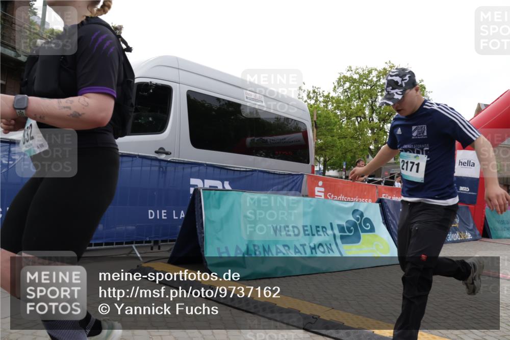 10.05.2026 - 8. Wedeler Halbmarathon Yannick Fuchs http://msf.ph/oto/9737162 10.05.2026 12:49:52 Ziel 66, 2171, 832, 2171 meine-sportfotos.de