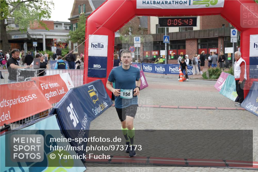 10.05.2026 - 8. Wedeler Halbmarathon Yannick Fuchs http://msf.ph/oto/9737173 10.05.2026 12:50:39 Ziel 0, 05, 43, 150, 150 meine-sportfotos.de