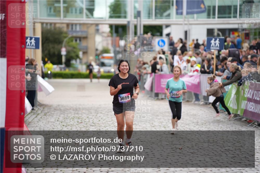 12.06.2026 - Holstenköstenlauf LAZAROV Photography http://msf.ph/oto/9737210 12.06.2026 18:12:28 Laufen 3688, 3689 meine-sportfotos.de
