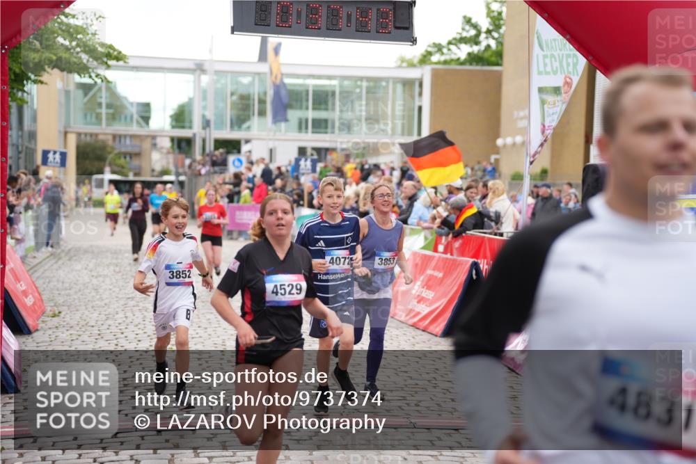 12.06.2026 - Holstenköstenlauf LAZAROV Photography http://msf.ph/oto/9737374 12.06.2026 18:07:41 Laufen 3323, 3852, 3853, 4072, 4493, 4529 meine-sportfotos.de