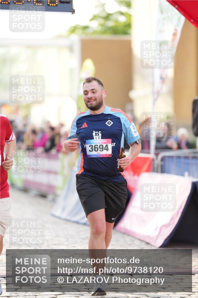12.06.2026 - Holstenköstenlauf LAZAROV Photography http://msf.ph/oto/9738120 12.06.2026 20:06:19 Laufen 3114, 3119, 3608, 3694 meine-sportfotos.de