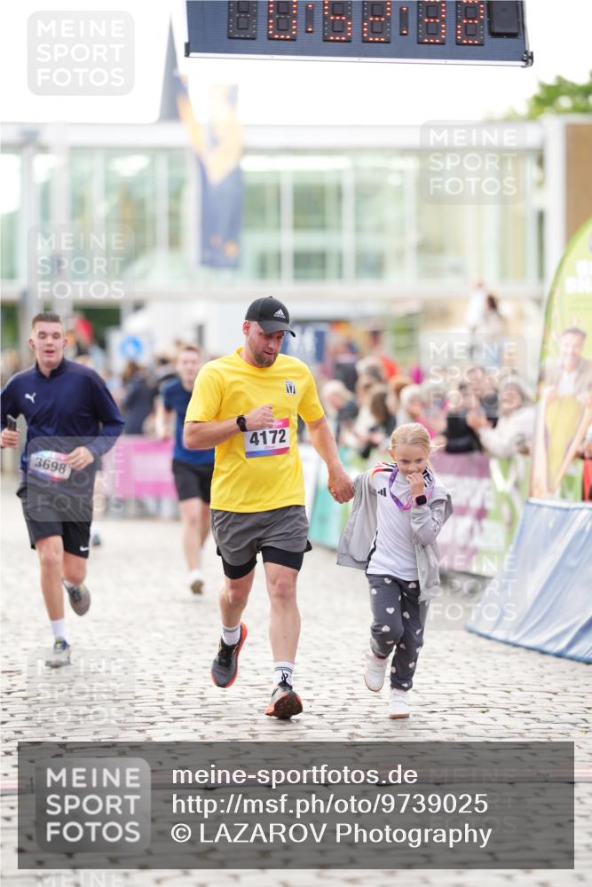 12.06.2026 - Holstenköstenlauf LAZAROV Photography http://msf.ph/oto/9739025 12.06.2026 19:52:31 Laufen 3698, 3932, 4172, 4378 meine-sportfotos.de