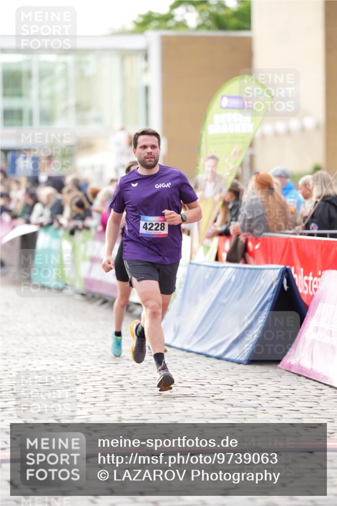 12.06.2026 - Holstenköstenlauf LAZAROV Photography http://msf.ph/oto/9739063 12.06.2026 19:51:50 Laufen 3233, 4228, 4368, 4752, 4895 meine-sportfotos.de