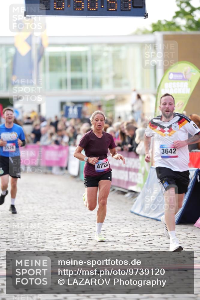12.06.2026 - Holstenköstenlauf LAZAROV Photography http://msf.ph/oto/9739120 12.06.2026 19:50:50 Laufen 3526, 3642, 4599, 4720 meine-sportfotos.de