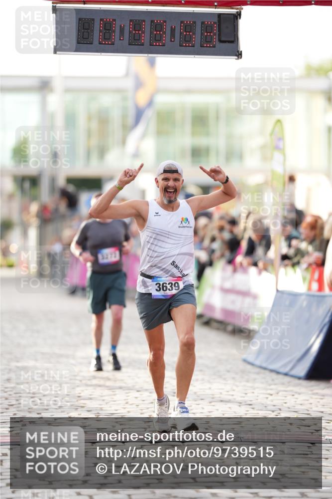 12.06.2026 - Holstenköstenlauf LAZAROV Photography http://msf.ph/oto/9739515 12.06.2026 19:43:52 Laufen 3272, 3599, 3639, 4434 meine-sportfotos.de