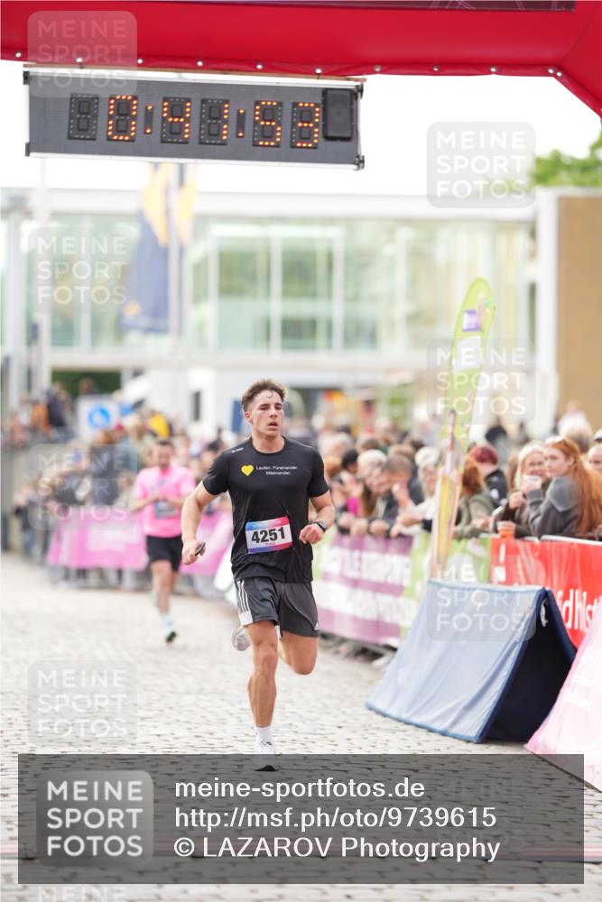 12.06.2026 - Holstenköstenlauf LAZAROV Photography http://msf.ph/oto/9739615 12.06.2026 19:41:52 Laufen 3656, 4251 meine-sportfotos.de