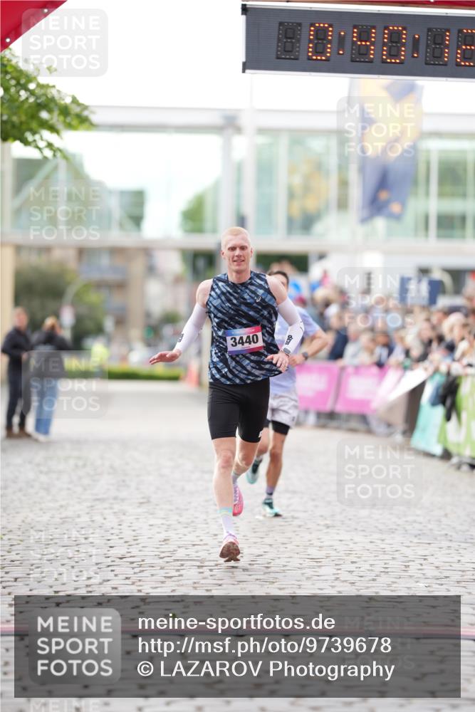 12.06.2026 - Holstenköstenlauf LAZAROV Photography http://msf.ph/oto/9739678 12.06.2026 19:40:11 Laufen 3271, 3440 meine-sportfotos.de