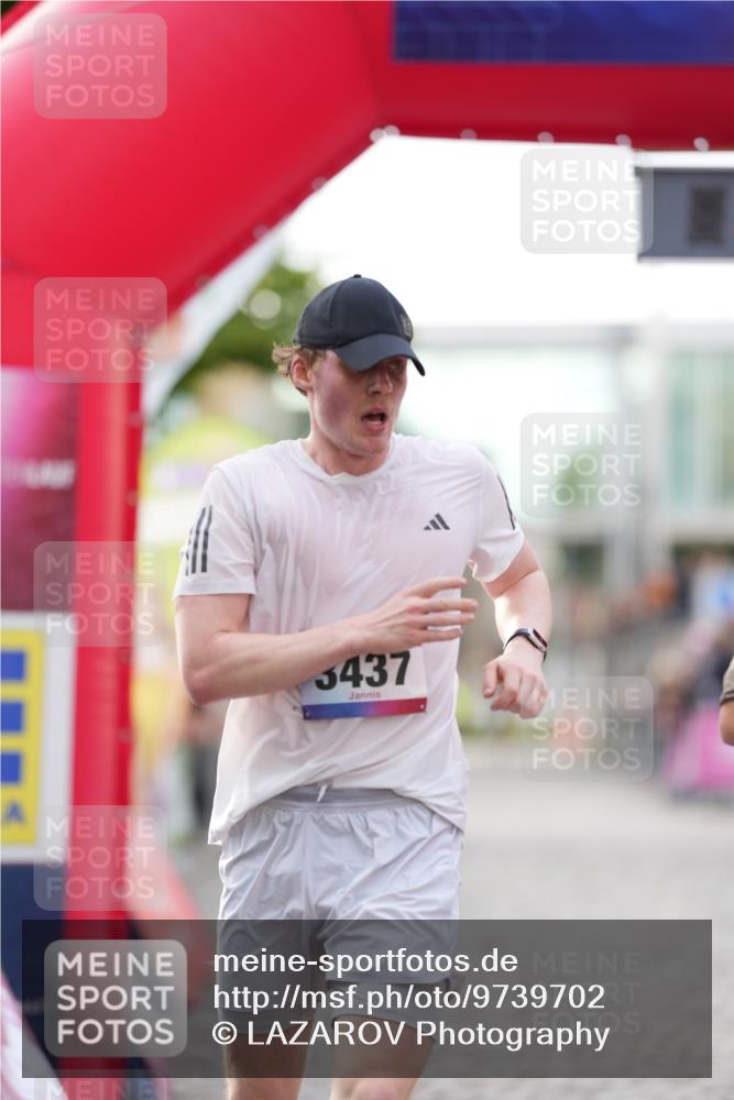 12.06.2026 - Holstenköstenlauf LAZAROV Photography http://msf.ph/oto/9739702 12.06.2026 19:39:33 Laufen 3419, 3437 meine-sportfotos.de