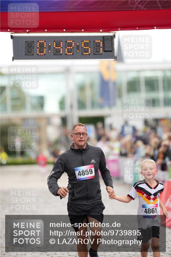 12.06.2026 - Holstenköstenlauf LAZAROV Photography http://msf.ph/oto/9739895 12.06.2026 18:12:55 Laufen 4859, 4861 meine-sportfotos.de