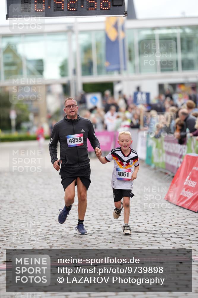 12.06.2026 - Holstenköstenlauf LAZAROV Photography http://msf.ph/oto/9739898 12.06.2026 18:12:54 Laufen 4859, 4861 meine-sportfotos.de