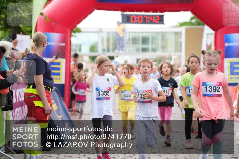 12.06.2026 - Holstenköstenlauf LAZAROV Photography http://msf.ph/oto/9741770 12.06.2026 16:07:43 Laufen 1355, 0, 07, 42, 444, 13, 915, 13, 36, 1392, 153, 195, 345, 414, 441, 444, 546, 547, 553, 814, 815, 821, 1128, 1221, 1241, 1248, 1334, 1335, 1336, 1356, 1407, 1408, 1411 meine-sportfotos.de