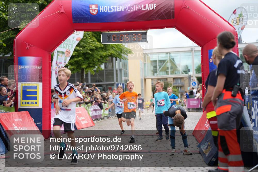12.06.2026 - Holstenköstenlauf LAZAROV Photography http://msf.ph/oto/9742086 12.06.2026 16:20:36 Laufen 10, 05, 39, 592, 379, 73, 42, 73, 130, 211, 379, 381, 466, 592, 1027, 1112, 1452, 1556 meine-sportfotos.de