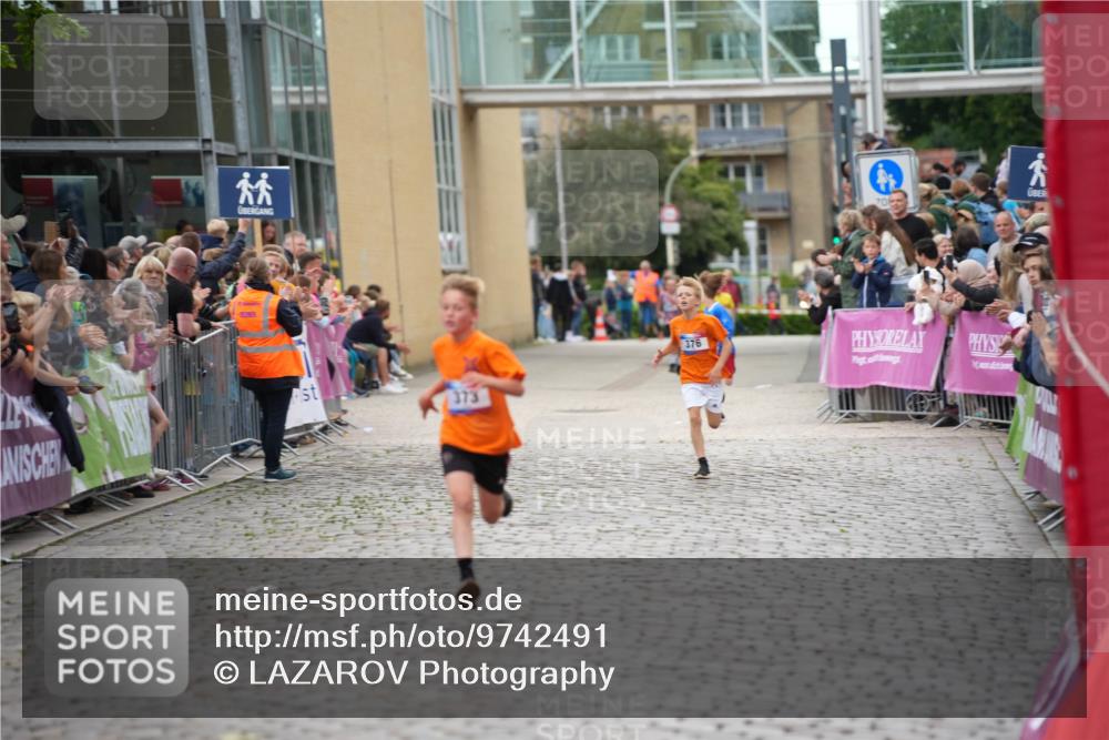 12.06.2026 - Holstenköstenlauf LAZAROV Photography http://msf.ph/oto/9742491 12.06.2026 16:34:49 Laufen 376, 373, 376 meine-sportfotos.de