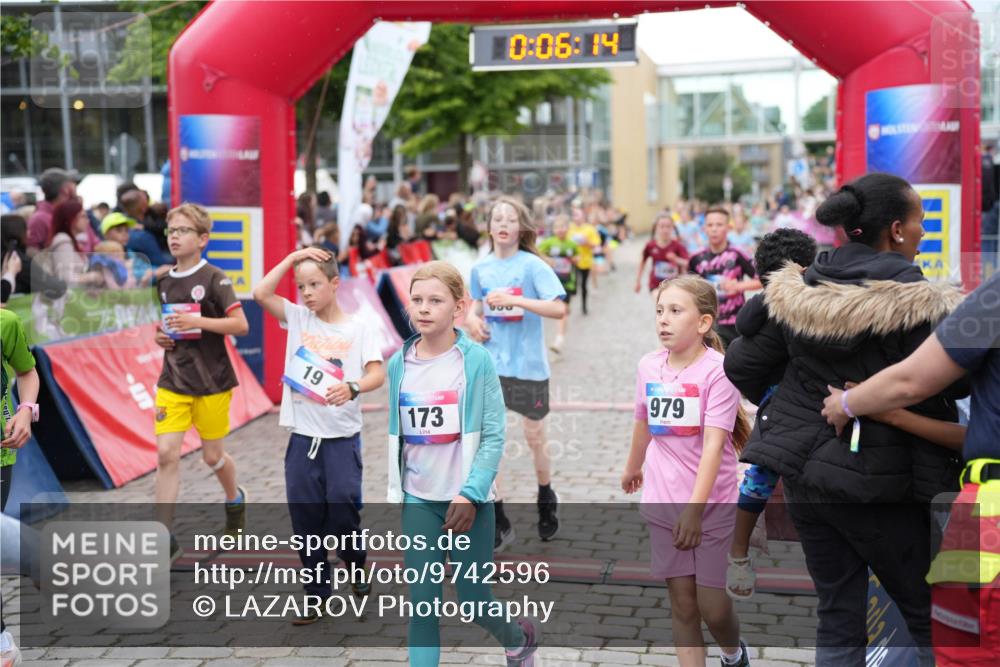 12.06.2026 - Holstenköstenlauf LAZAROV Photography http://msf.ph/oto/9742596 12.06.2026 16:36:16 Laufen 19, 173, 0, 06, 14, 14, 979, 15, 19, 109, 216, 270, 271, 272, 487, 488, 622, 629, 638, 979, 1165, 1282, 1289, 1430, 1432, 1448, 1472, 1496 meine-sportfotos.de