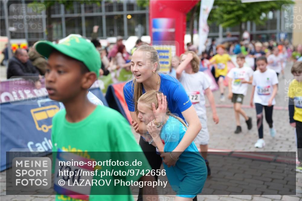 12.06.2026 - Holstenköstenlauf LAZAROV Photography http://msf.ph/oto/9742656 12.06.2026 16:36:50 Laufen 730, 72, 96, 121, 182, 221, 258, 280, 491, 493, 621, 623, 628, 726, 874, 1180, 1182, 1280, 1294, 1304, 1431, 1434 meine-sportfotos.de