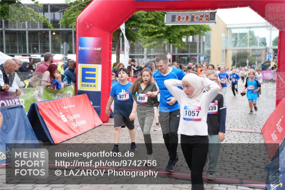 12.06.2026 - Holstenköstenlauf LAZAROV Photography http://msf.ph/oto/9742756 12.06.2026 16:37:55 Laufen 877, 890, 39, 1057, 1518, 95, 122, 498, 640, 877, 888, 890, 1039, 1162, 1288, 1302, 1483, 1505, 1518, 1529, 1531, 1553 meine-sportfotos.de