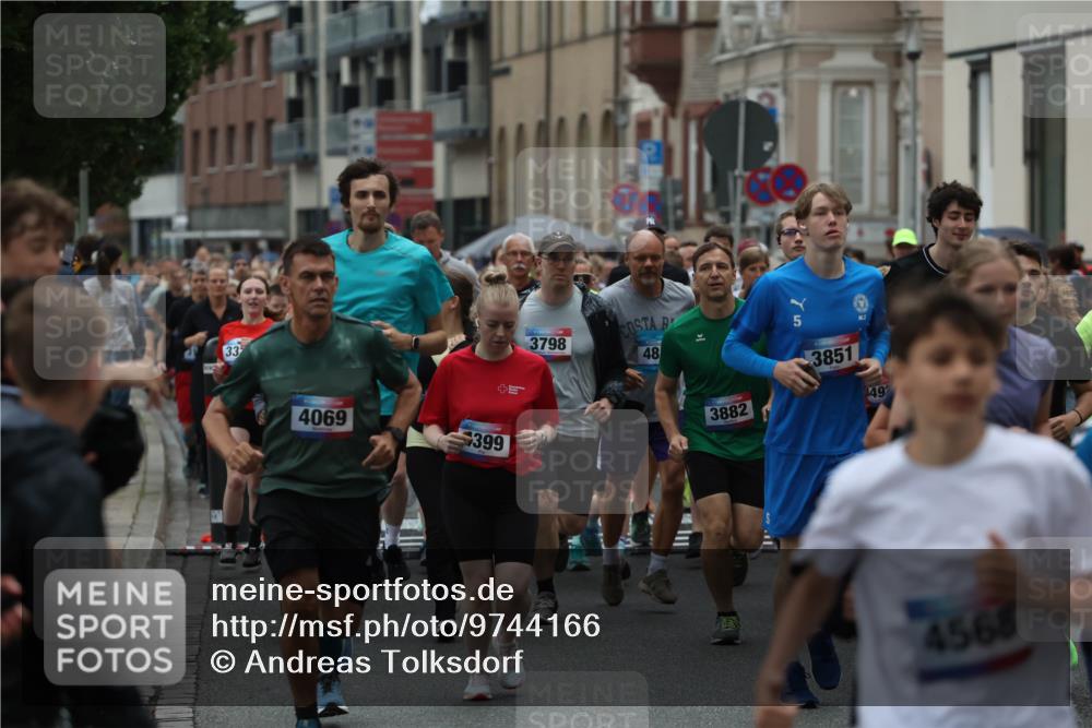12.06.2026 - Holstenköstenlauf Andreas Tolksdorf http://msf.ph/oto/9744166 12.06.2026 17:33:49 Laufen 33, 4069, 399, 5, 3798, 48, 3882, 3851, 49, 4568 meine-sportfotos.de