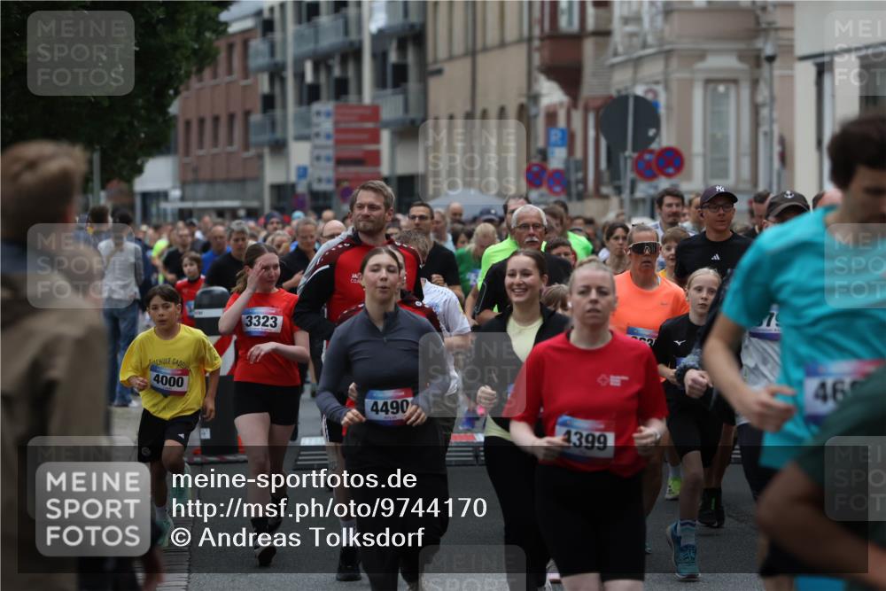 12.06.2026 - Holstenköstenlauf Andreas Tolksdorf http://msf.ph/oto/9744170 12.06.2026 17:33:51 Laufen 4000, 3323, 4490, 4399, 79, 46 meine-sportfotos.de