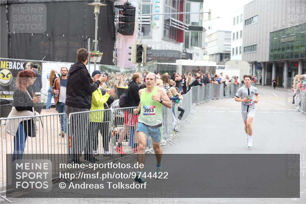 12.06.2026 - Holstenköstenlauf Andreas Tolksdorf http://msf.ph/oto/9744422 12.06.2026 17:52:42 Laufen 3925, 3953 meine-sportfotos.de