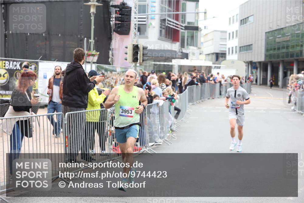 12.06.2026 - Holstenköstenlauf Andreas Tolksdorf http://msf.ph/oto/9744423 12.06.2026 17:52:42 Laufen 3953, 3925 meine-sportfotos.de