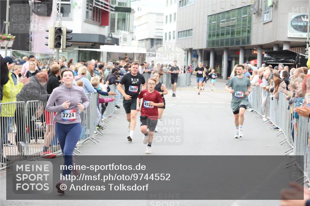 12.06.2026 - Holstenköstenlauf Andreas Tolksdorf http://msf.ph/oto/9744552 12.06.2026 17:55:18 Laufen 3724, 3820, 472, 3951 meine-sportfotos.de