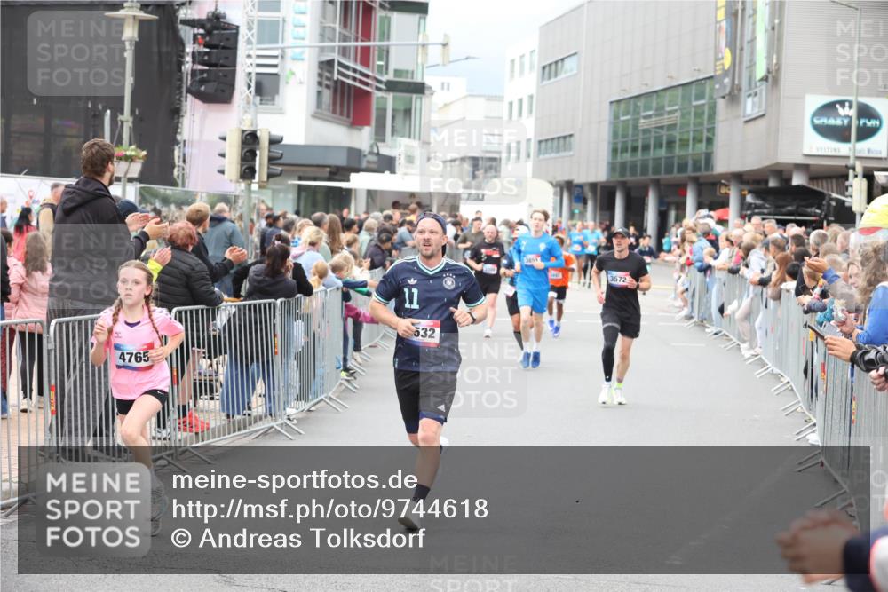 12.06.2026 - Holstenköstenlauf Andreas Tolksdorf http://msf.ph/oto/9744618 12.06.2026 17:56:02 Laufen 4765, 11, 532, 3851, 3572 meine-sportfotos.de