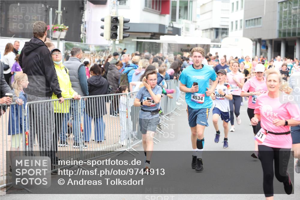 12.06.2026 - Holstenköstenlauf Andreas Tolksdorf http://msf.ph/oto/9744913 12.06.2026 17:59:50 Laufen 3644, 4045, 4534, 43, 31, 120 meine-sportfotos.de