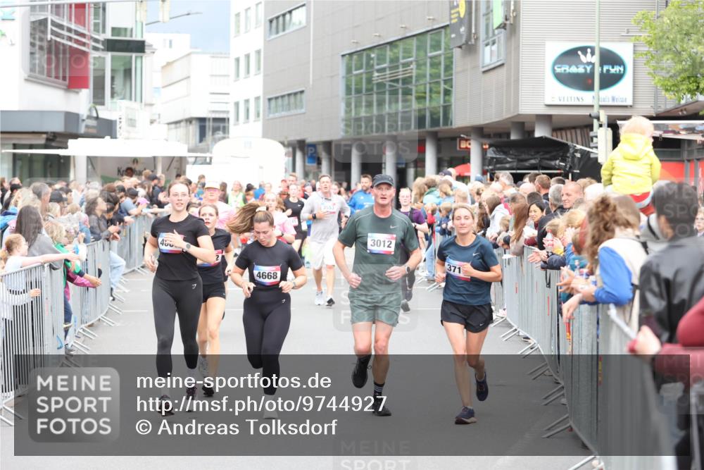12.06.2026 - Holstenköstenlauf Andreas Tolksdorf http://msf.ph/oto/9744927 12.06.2026 18:00:06 Laufen 400, 4668, 3553, 3012, 371 meine-sportfotos.de