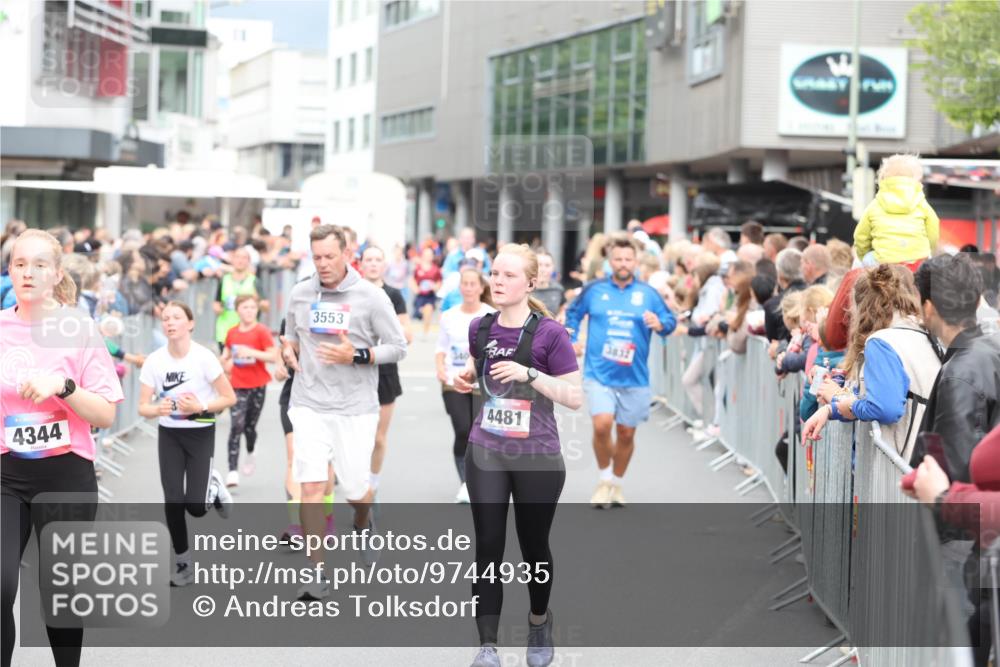 12.06.2026 - Holstenköstenlauf Andreas Tolksdorf http://msf.ph/oto/9744935 12.06.2026 18:00:11 Laufen 4344, 3553, 3832, 4481 meine-sportfotos.de