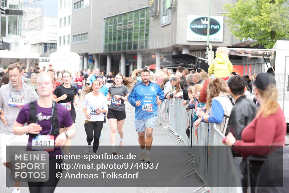 12.06.2026 - Holstenköstenlauf Andreas Tolksdorf http://msf.ph/oto/9744937 12.06.2026 18:00:12 Laufen 3553, 4481, 45, 340, 4742, 3832 meine-sportfotos.de