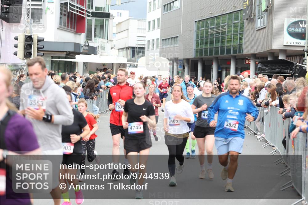 12.06.2026 - Holstenköstenlauf Andreas Tolksdorf http://msf.ph/oto/9744939 12.06.2026 18:00:13 Laufen 3553, 003, 3677, 4745, 3405, 47, 3832 meine-sportfotos.de