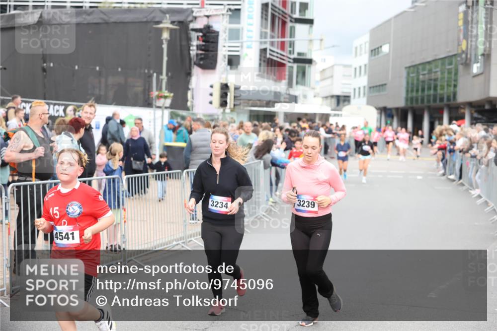12.06.2026 - Holstenköstenlauf Andreas Tolksdorf http://msf.ph/oto/9745096 12.06.2026 18:02:13 Laufen 5, 4541, 3234, 3239 meine-sportfotos.de