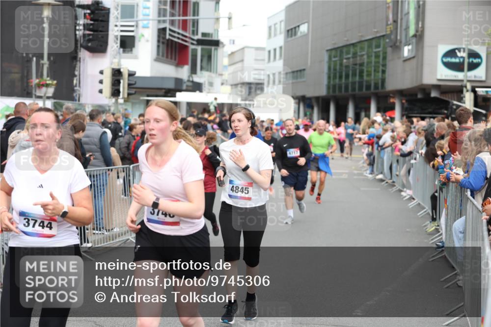 12.06.2026 - Holstenköstenlauf Andreas Tolksdorf http://msf.ph/oto/9745306 12.06.2026 18:05:09 Laufen 3744, 3740, 4845, 4717 meine-sportfotos.de