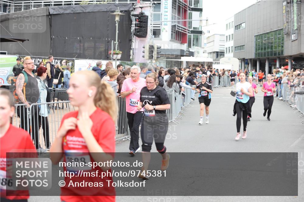 12.06.2026 - Holstenköstenlauf Andreas Tolksdorf http://msf.ph/oto/9745381 12.06.2026 18:06:34 Laufen 86, 1988, 4324, 4696, 3379, 4738, 4059 meine-sportfotos.de