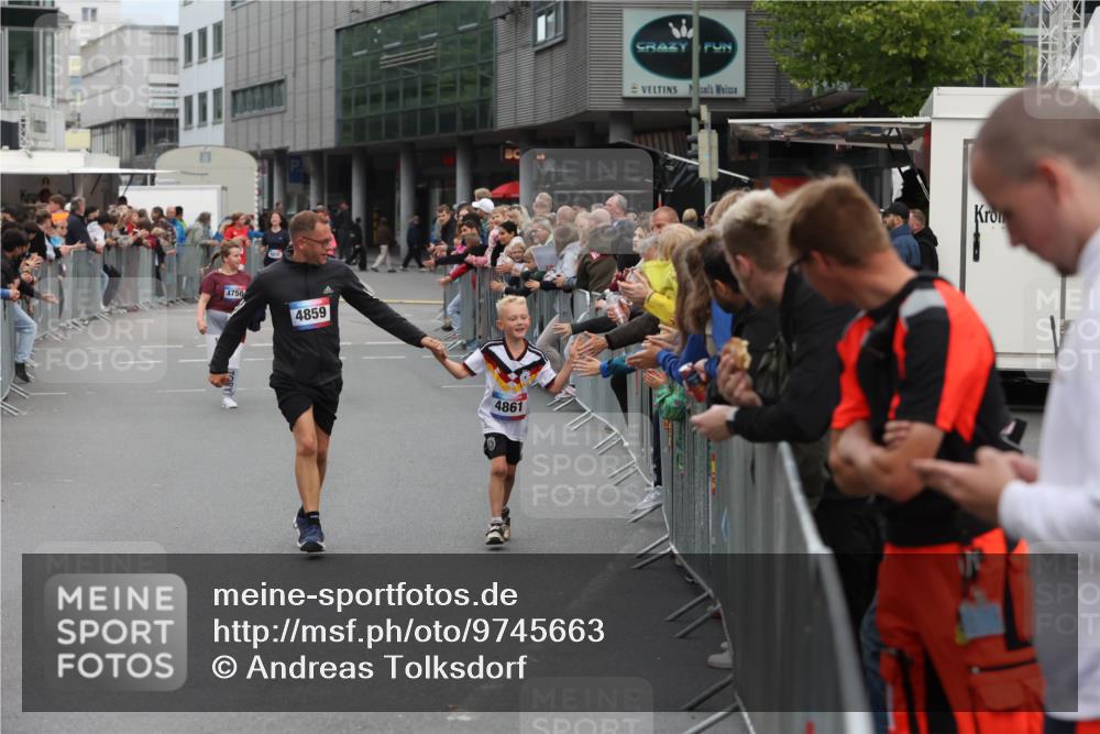 12.06.2026 - Holstenköstenlauf Andreas Tolksdorf http://msf.ph/oto/9745663 12.06.2026 18:13:21 Laufen 4750, 4859, 4861 meine-sportfotos.de