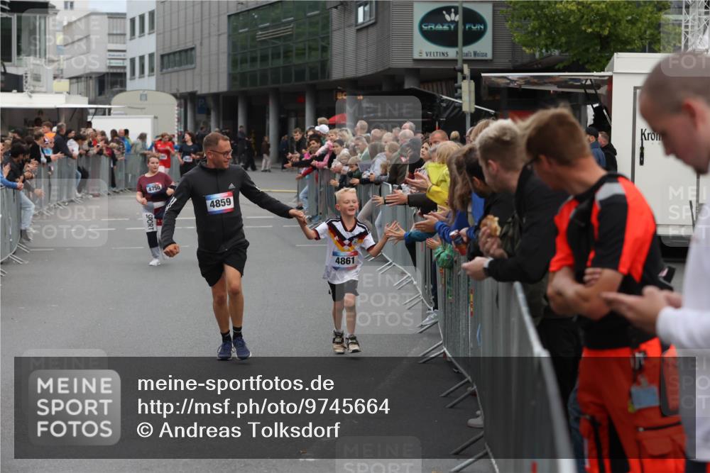 12.06.2026 - Holstenköstenlauf Andreas Tolksdorf http://msf.ph/oto/9745664 12.06.2026 18:13:21 Laufen 4750, 4859, 4861 meine-sportfotos.de